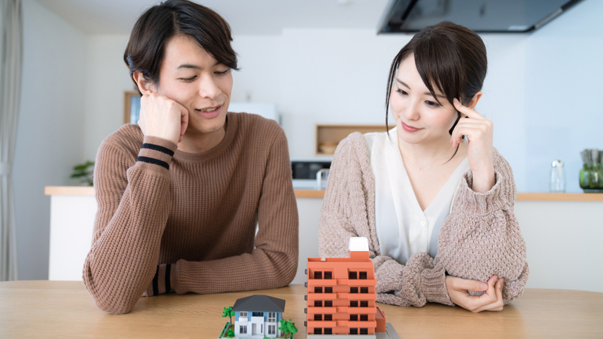 A Couple Consider Buying A Condo In Bang Na